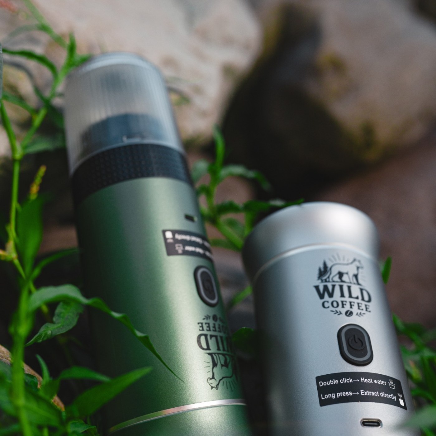 Cafeteras Wild Coffee verde y plateada sobre musgo