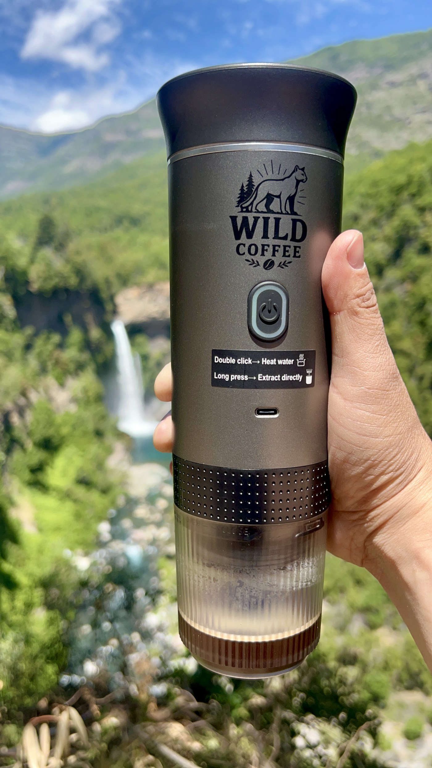 Cafetera Wild Coffee sostenida frente a una cascada en el sur de Chile